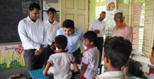 মিরপুরে বিদ্যালয় পরিদর্শনে গিয়ে ক্লাস নিলেন ডিসি এহেতেশাম রেজা