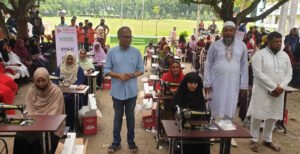 দৌলতপুরে বসুন্ধরা গ্রুপের সেলাই মেশিন পেলেন অসচ্ছল নারীরা