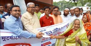 দৌলতপুরে প্রাকৃতিক দুর্যোগে ক্ষতিগ্রস্তদের মাঝে ঢেউটিন ও চেক বিতরণ