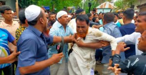 কুমারখালীতে ছাত্রীর লাশ নিয়ে মানববন্ধন, স্কুলের প্রধান শিক্ষক কে গণপিটুনি