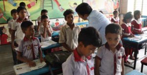 মিরপুরে বিদ্যালয় পরিদর্শনে গিয়ে ক্লাস নিলেন ডিসি এহেতেশাম রেজা