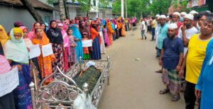 কুমারখালীতে ছাত্রীর লাশ নিয়ে মানববন্ধন, স্কুলের প্রধান শিক্ষক কে গণপিটুনি