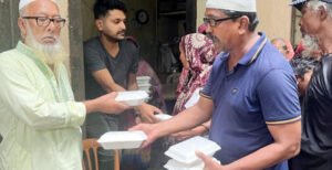 কুষ্টিয়ায় আলহাজ্ব ওয়ালিউল বারী চৌধুরী কল্যাণ ট্রাষ্টের দুপুরের খাবার বিতরণ