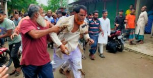 কুমারখালীতে ছাত্রীর লাশ নিয়ে মানববন্ধন, স্কুলের প্রধান শিক্ষক কে গণপিটুনি