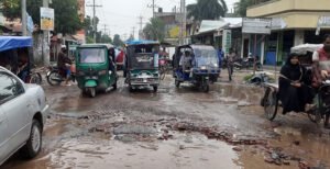 আল্লারদর্গা সড়কের খানাখন্দ, চরম ভোগান্তিতে পথচারীরা