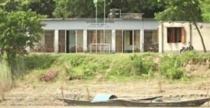 কুষ্টিয়ায় পদ্মা নদীর ভাঙনে ঝুকিতে চর ঘোষপুরের একমাত্র বিদ্যালয়