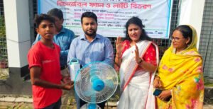 কুমারখালীতে ১০০ শিক্ষার্থী ও শ্রমিক পেলেন বিনামূল্যে লাইট-ফ্যান