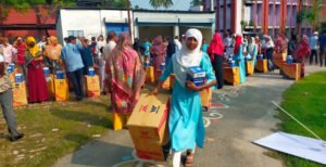 কুমারখালীতে ১০০ শিক্ষার্থী ও শ্রমিক পেলেন বিনামূল্যে লাইট-ফ্যান