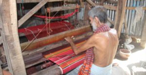 নানা সংকটে হারিয়ে যাওয়ার দ্বারপ্রান্তে কুমারখালীর গামছা শিল্প