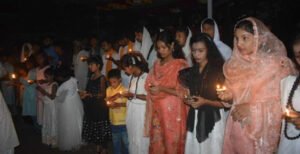 গাজায় গণহত্যা ও আন্তর্জাতিক আইন লংঘনের প্রতিবাদে কুষ্টিয়ায় মোমবাতি জ্বালিয়ে মানববন্ধন