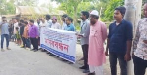 মাদ্রাসা সুপারকে হত্যার হুমকির প্রতিবাদে দৌলতপুরে এলাকাবাসীর মানববন্ধন