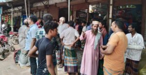 কুমারখালীতে দোকানের চালাকেটে লাখ টাকার পরচুলা চুরির অভিযোগ