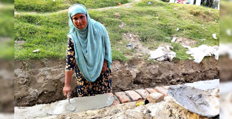 জীবন সংগ্রামী নারী রাজমিস্ত্রী রমেছা খাতুন, ন্যায্য মজুরি থেকে বঞ্চিত হাজারো রমেছা
