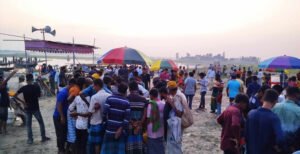 কুমারখালীতে নৌকা বাইচ এর নামে জুয়া, পুতুল নাচ চলছে তিনদিন ধরে