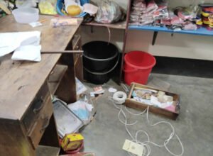 কুমারখালীতে দোকানের চালাকেটে লাখ টাকার পরচুলা চুরির অভিযোগ