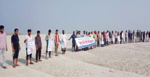 দৌলতপুরে সশস্ত্র ভূমিদস্যুদের হাত থেকে জমি ও ফসল রক্ষার দাবিতে কৃষকদের মানববন্ধন