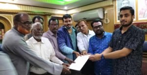 দৌলতপুরে রিটার্নিং অফিসারের কার্যালয় থেকে রেজাউল চৌধুরীর পক্ষে মনোনয়ন সংগ্রহ