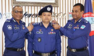 পুলিশে পদোন্নতি প্রাপ্ত কর্মকর্তাদের র‌্যাংক ব্যাজ পরালেন খুলনা রেঞ্জ’র ডিআইজি