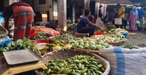 বাজারে সবজি’র দাম কমলেও বেড়েছে নিত্য প্রয়োজনীয় দ্রব্যের মূল্য