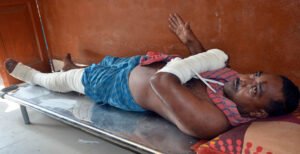 খোকসায় পল্লী চিকিৎসকের হাত-পা ভেঙ্গে দিলো সন্ত্রাসীরা