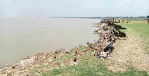 দৌলতপুরে পদ্মার ভাঙনে হুমকির মুখে বিভিন্ন স্থাপনা