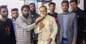 মাহাবুবউল আলম হানিফ দলীয় মনোনয়ন নিশ্চিত হওয়ায় মানজিয়ার রহমান চঞ্চলের মিষ্টি বিতরণ