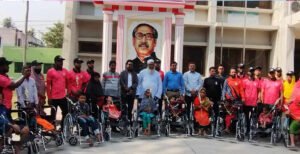 ভেড়ামারায় প্রতিবন্ধীদের মাঝে হুইল চেয়ার বিতরণ