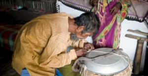 ‘হাঁটতে পারি না, বাদাম বিক্রি করার শক্তিটুকু নেই’