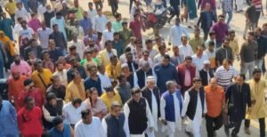 নেতা-কর্মিদের সাথে নিয়ে বাড়ি থেকে পাঁয়ে হেঁটে এসে মনোনয়ন জমা দিলেন হানিফ-জর্জ