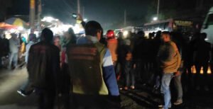 শ্রমিকদের পাথর নিক্ষেপ, এক পুলিশ কর্মকর্তা সহ আহত তিনজন