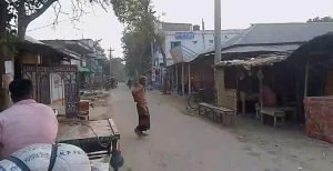 দৌলতপুরে স্বতন্ত্র প্রার্থীর পোস্টার ছিড়ে কর্মী সমর্থকদের হুমকি দেওয়ার অভিযোগ