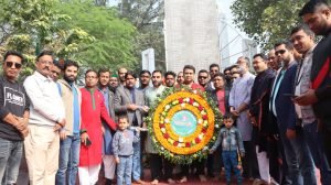 মহান বিজয় দিবস উপলক্ষে কুষ্টিয়া প্রেসক্লাব’র কেন্দ্রীয় শহিদ স্মৃতিস্তম্ভে¢ পুষ্পস্তবক অর্পণ