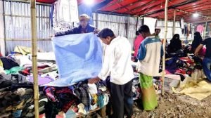 উষ্ণতার খোঁজে পুরোনো গরম কাপড়ের দোকানে ভিড়