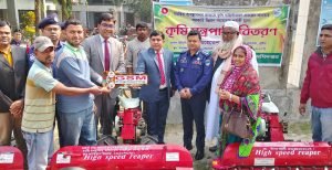 ভেড়ামারায় বিনামূল্যে কৃষি যন্ত্রপাতি বিতরণ
