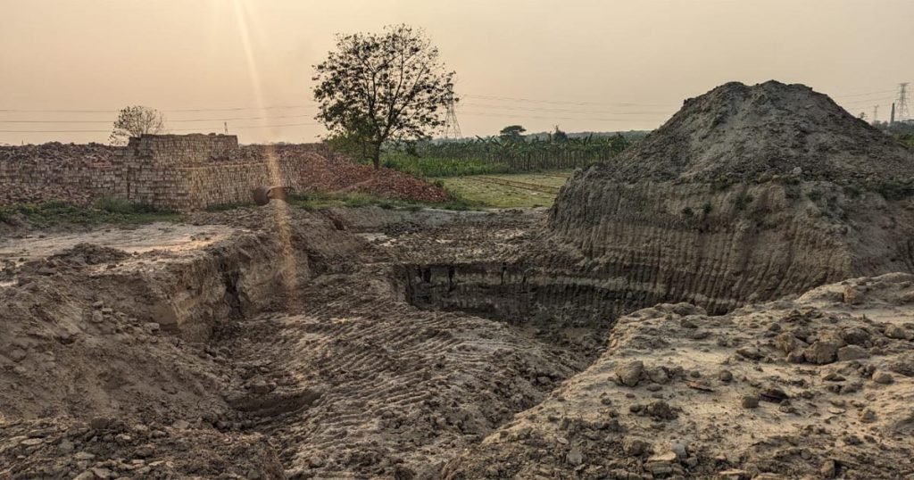 কুষ্টিয়ার ভেড়ামারায় জমির মালিককে না জানিয়ে মাটি কাটার অভিযোগ