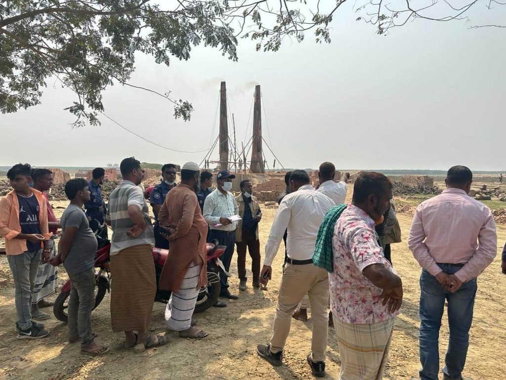 কুমারখালীতে ভ্রাম্যমাণ আদালতের অভিযানে ৫ ইটভাটা বন্ধ! 03 3 কুমারখালীতে ভ্রাম্যমাণ আদালতের অভিযানে ৫ ইটভাটা বন্ধ!