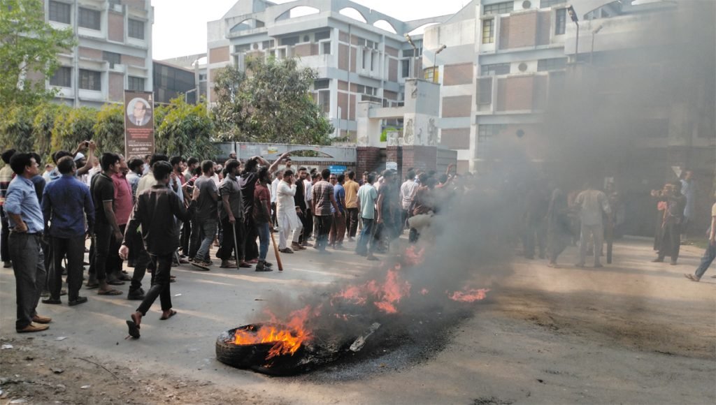 দৌলতপুরে পারিবারিক কলহে নাসির গ্র“পের ফ্যাক্টরি বন্ধ টায়ার জ্বালিয়ে শ্রমিকদের বিক্ষোভ