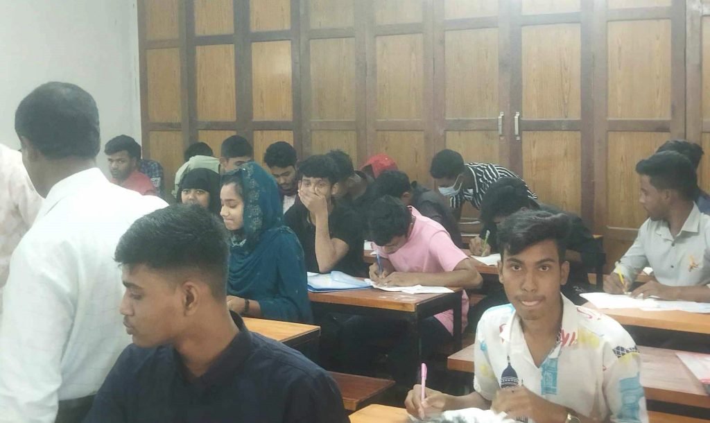 এসএসসির হলে নকল দৌলতপুরে খাতা কেড়ে নেওয়ায় শিক্ষককে প্রাণনাশের হুমকি 3 এসএসসির হলে নকল দৌলতপুরে খাতা কেড়ে নেওয়ায় শিক্ষককে প্রাণনাশের হুমকি 04 3 এসএসসির হলে নকল দৌলতপুরে খাতা কেড়ে নেওয়ায় শিক্ষককে প্রাণনাশের হুমকি