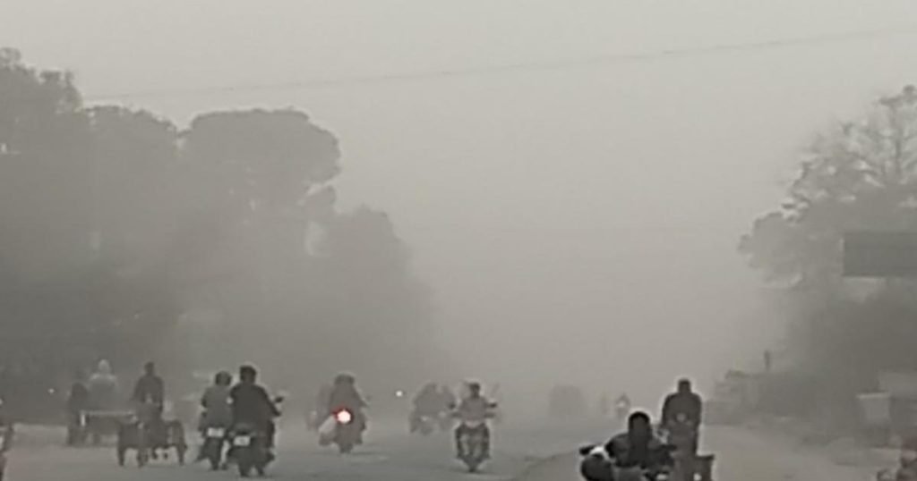 26 4 সড়কে নির্মাণে ধীরগতি ঠিকাদার ও সড়ক বিভাগের গাফিলতিতে ধুলার শহর 