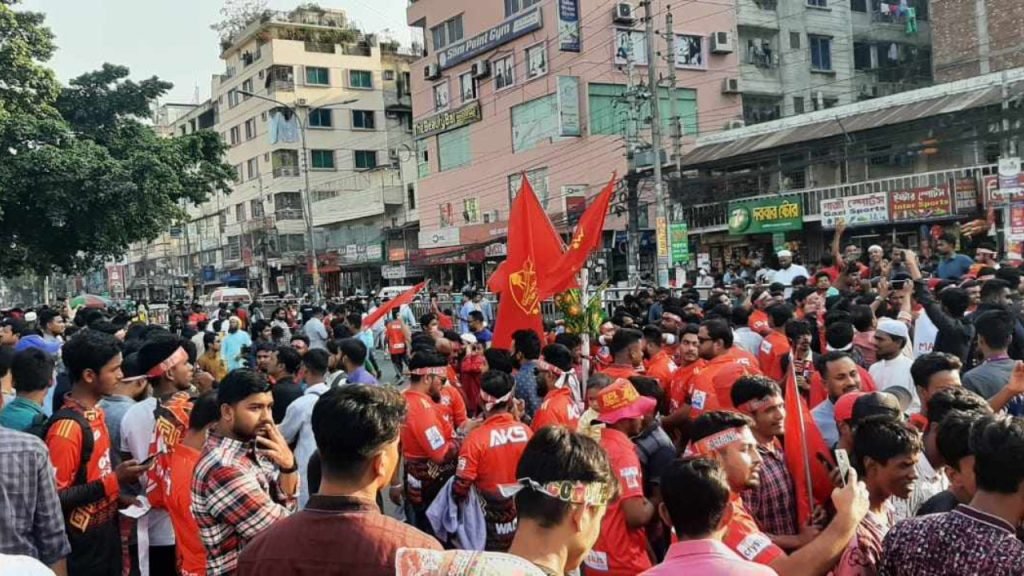53 1 বাড়তি অর্থ দিয়েও মিলেনি টিকিট 