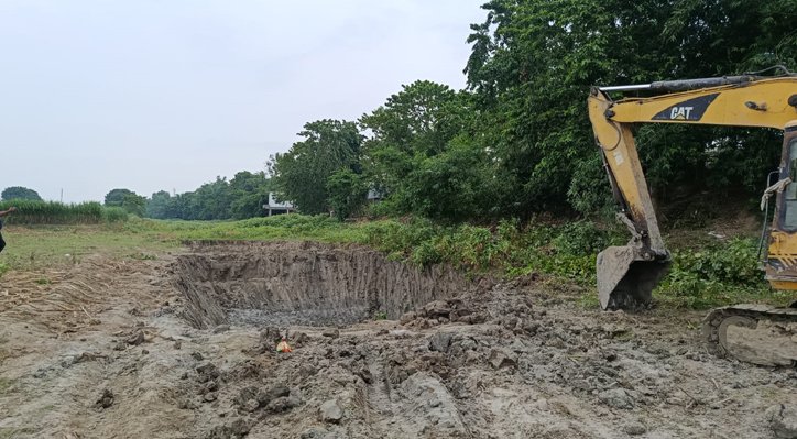 দৌলতপুরে প্রকাশ্যে সরকারি মাটি লুট, সমাধানে বৃষ্টির অপেক্ষায় ইউএনও