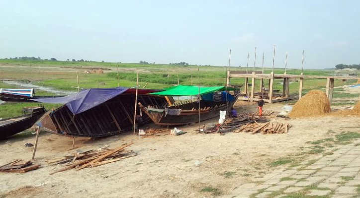 পদ্মায় বাড়ছে পানি, কুষ্টিয়ায় নৌকা সংস্কারে ব্যস্ত মাঝি ও জেলেরা 