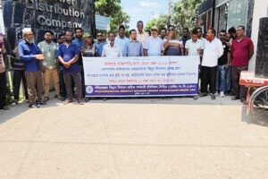 কুষ্টিয়ায় ১২ দফা দাবিতে ওজোপাডিকো অফিস ঘেরাও 