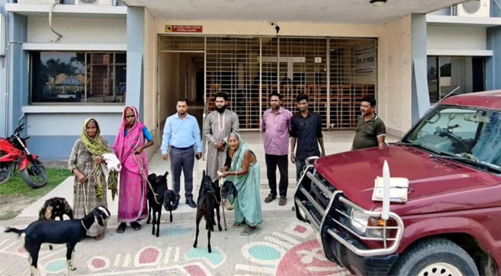 খোকসায় ভিক্ষুক পুনর্বাসনে ৩ জনের হাতে ছাগল তুলে দিল সমাজসেবা অফিস