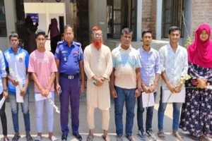 কুমারখালীতে ১২০ টাকায় পুলিশে চাকরি পেয়ে উচ্ছ্বসিত ৮ তরুণ-তরুণী