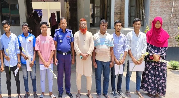 কুমারখালীতে ১২০ টাকায় পুলিশে চাকরি পেয়ে উচ্ছ্বসিত ৮ তরুণ-তরুণী