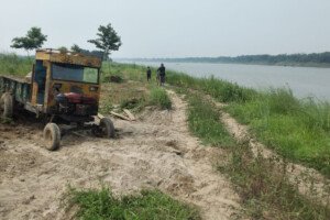 গড়াই তীররক্ষা বাঁধের মাটি কাটার অভিযোগ, ভাঙনের শঙ্কা