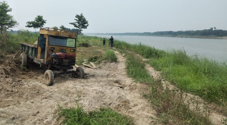 গড়াই তীররক্ষা বাঁধের মাটি কাটার অভিযোগ, ভাঙনের শঙ্কা