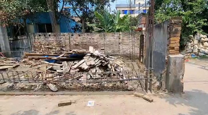 জনসাধারণের চলাচলের রাস্তা সংকুচিত করে বিল্ডিং নির্মাণ