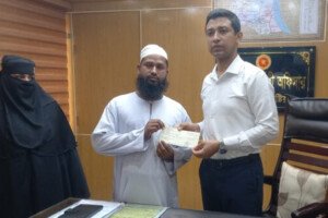 ভেড়ামারায় ব্যবসায়ীকে আর্থিক সহায়তা প্রদান 